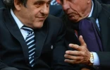 Le Néerlandais Johann Cruff (d), légende du football, et Michel Platini, alors président de l'UEFA, assistent à la finale de l'Europa League Benfica-Chelsea, le 15 mai 2013 à Amsterdam 