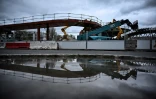 Une nouvelle passerelle piétonne en construction pour relier la cité des Francs-Moisins au Stade de France, le 13 mars 2024 à Saint-Denis