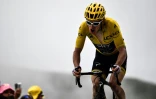 Le maillot jaune gallois Geraint Thomas franchit la ligne d'arrivée de la 17e étape du Tour de France au sommet du col du Portet, le 25 juillet 2018