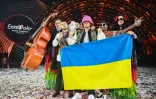 Des membres du groupe ukrainien Kalush Orchestra posent sur scène après leur victoire au concours Eurovision de la chanson à Turin (nord de l'Italie), le 14 mai 2022