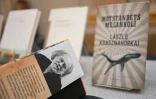 Des livres du romancier hongrois Laszlo Krasznahorkai, lauréat du prix Nobel de littérature 2025, exposés à l'Académie suédoise de Stockholm, le 9 octobre 2025