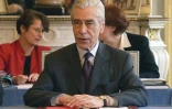 Yves Guéna, président du Conseil constitutionnel depuis le 1er mars 2000, après avoir assuré l'intérim de Roland Dumas, le 30 mars 2000 à Paris