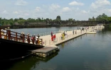Des touristes visitent le temple d'Angkor Wat, le 8 avril 2022 à Siem Reap, au Cambodge