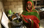 Une Soudanaise cuisine chez elle à Omdurman, au Soudan, le 2 octobre 2017