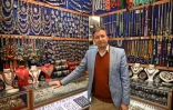 Le joaillier afghan Khalil Nuri dans sa boutique du Grand bazar d'Istanbul le 11 avril 2019
