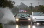 Des voitures sur une route inondée à Los Angeles, en Californie, aux Etats-Unis, le 24 décembre 2025