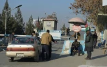 Des membres des forces de sécurité afghanes à un  checkpoint devant l'entrée de l'hôtel Intercontinental à Kaboul le 22 janvier 2018 après une attaque de talibans contre l'établissement qui a fait au moins 22 morts