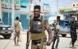 Des membres des forces de sécurité devant l'hôtel Hayat après une attaque par des islamistes shebab, le 21 août 2022 à Mogadiscio, en Somalie