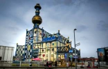 L'incinérateur Spittelau, conçu par l'artiste et architecte autrichien Friedensreich Hundertwasser, le 28 février 2024 à Vienne