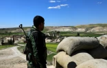 Un combattant du Conseil militaire de Minbej près du village syrien de Awchariyeh, au nord de Minbej, le 31 mars 2018