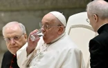 Le pape François boit un verre d'eau lors de l'audience générale hebdomadaire, le 12 février 2025 au Vatican