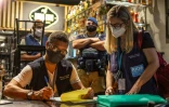 Des agents sanitaires imposent une amende à un gérant de restaurant pour non-respect des règles le 6 mars 2021 à Rio de Janeiro (Brésil)