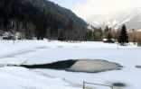 Lac partiellement gelé dans le Beaufortain, près d'Albertville, le 27 février 2018