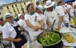Des cuisiniers préparent la traditionnelle omelette aux piments lors de l'ouverture des Fêtes de Bayonne, le 27 juillet 2016