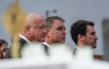 Le chancelier autrichien Christian Stocker (à gauche) pendant un service religieux à la mémoire des victimes de la tuerie du lycée de Graz, le 10 juin 2025
