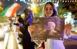 Une partisane du candidat à la présidence iranienne et ancien négociateur nucléaire ultraconservateur, Saïd Jalili, tient son portrait lors d'un rassemblement devant l'université de Téhéran, le 26 juin 2024