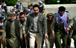 Ahmad Massoud (c), le fils du défunt commandant Massoud, arrive pour se recueillir sur la tombe de son père, le 5 juillet 2021 dans la province du Panchir (Afghanistan)