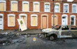 Une voiture incendiée lors d'émeutes à Belfast, le 11 juin 2026 en Irlande du Nord