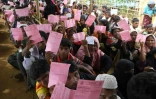 Des réfugiés rohingyas attendent pour une aide alimentaire dans le camp de Kutupalong, au Bangladesh, le 7 octobre 2017