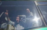Des Palestiniens qui étaient emprisonnés par Israël arrivent en bus à Khan Younès, dans le sud de la bande de Gaza, après leur libération, le 1er février 2025
