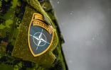 Logo de l'OTAN sur l'uniforme d'un militaire lors des exercices annuels "Winter Shield" sur la base d'Adazi, en Lettonie, le 29 novembre 2021