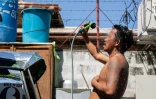 Petite douche alors qu'une vague de chaleur s'est abattue sur les Philippines, ici Ă Manille le 28 avril 2024