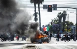 Une voiture en feu lors de manifestations contre les expulsions massives de sans-papiers, le 7 juin 2025 à Los Angeles