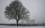 L'église et le cimetière militaire de Notre-Dame-de-Lorette sous la neige, le 23 janvier 2019 à Souchez, dans le Pas-de-Calais
