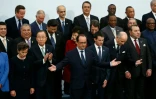 François Hollande au milieu de chefs d'Etat et de gouvernement participant à la COP21 le 30 novembre 2015 au Bourget 
