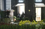 Des policiers près de la boutique Cartier après le braquage, le 25 mars 2017 à Monaco