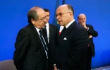 Le président de la Féderation française de foot Noël Le Graët (à gauche) et le ministre de l'Intérieur Bernard Cazeneuve, le 25 mai 2016 à Paris