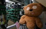 Un ours en peluche et d'autres objets perdus, stockés dans le centre des objets trouvés de la police métropolitaine de Tokyo, le 2 août 2024 dans le quartier d'Iidabashi