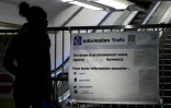 Un panneau d'information de la RATP est affiché à la porte d'une ligne de métro fermée, le 23 décembre 2019 à Paris
