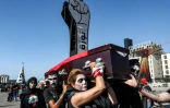 Enterrement symbolique lors d'une manifestation contre la crise économique à Beyrouth, le 13 juin 2020