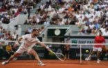 Corentin Moutet et Novak Djokovic à Roland-Garros le 29 mai 2025