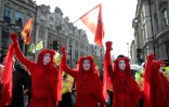 Des militants du mouvement Extinction Rebellion défilent à Londres le 10 octobre 2019