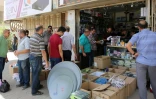 Des Irakiens font la queue à Bagdad pour acheter un abonnement aux chaînes payantes retransmettant le Mondial de Foot le 18 juin 2018