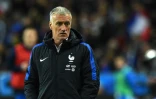 L'entraîneur de l'équipe de France Didier Deschamps regarde le match amical face à la Russie au Stade de France, le 29 mars 2016