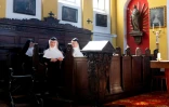 Les soeurs Rita (D), 81 ans, Regina (G), 86 ans, et Bernadette (C), 88 ans, lors d'une messe célébrée le 20 septembre 2025 dans la chapelle du château de Goldenstein, à Elsbethen, près de Salzbourg en Autriche