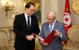 Le nouveau Premier ministre tunisien Youssef Chahed présente au président Beji Caid Essebsi la composition de son gouvernement le 20 août 2016 à Carthage