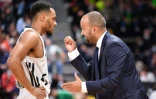 L'arrière Elie Okobo écoute les instructions de l'entraîneur de Villeurbanne TJ Parker, lors du match de l'Euroligue de l'ASVEL face à Zalgiris Kaunas, le 1er octobre 2021 à l'Astroballe Arena 