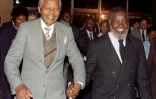 L'ancien président namibien Sam Nujoma (d) et Nelson Mandela (g) à l'aéroport de Windhoek Namibie, le 20 mars 1990, à la veille de l'indépendance