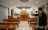Le père José Francisco Syquia montre la chapelle du Centre Saint-Michel pour la libération spirituelle et l'exorcisme, le 18 juillet 2026 à Manille