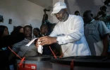 Le président sortant George Weah vote au premier tour de la présidentielle, le 10 octobre 2023 à Monrovia, au Liberia