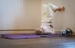 Dorothea Barron, 100 ans, vétérane britannique de la Seconde Guerre mondiale, lors d'un cours de yoga près de Harlow, le 31 mars 2025 au nord de Londres