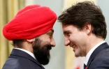 Navdeep Bains, ministre du développement économique, d'origine sikhe, et le Premier ministre Justin Trudeau à Ottawa le 4 novembre 2015