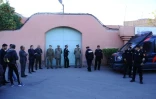 Photo prise le 20 décembre 2018 montrant des officiers de police attendant devant la morgue de Marrakech, dans le sud du Maroc, où se trouvaient les corps des deux Scandinaves ayant été tuées dans la région proche du Haut-Atlas