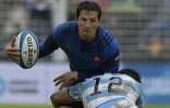 Le demi d'ouverture François Trinh-Duc (c) se fait plaquer par l'Argentin Jeronimo de la Fuente lors du test-match à Tucuman, le 25 juin 2016