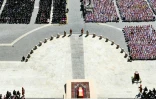 Vue aérienne du parvis de la basilique Saint-Pierre et du cercueil du pape François lors de ses funérailles au Vatican, le 26 avril 2025