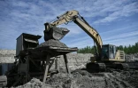 Des ouvriers extraient de l'ambre dans une mine à ciel ouvert de la région de Rivné, dans le nord-ouest de l'Ukraine, le 19 mai 2026